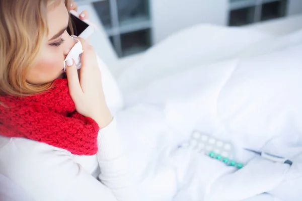 Gripe y mujer enferma. Mujer enferma usando tejido de papel, problema de frío en la cabeza — Foto de Stock