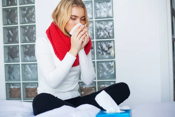 Gripe y mujer enferma. Mujer enferma usando tejido de papel, problema de frío en la cabeza —  Fotos de Stock