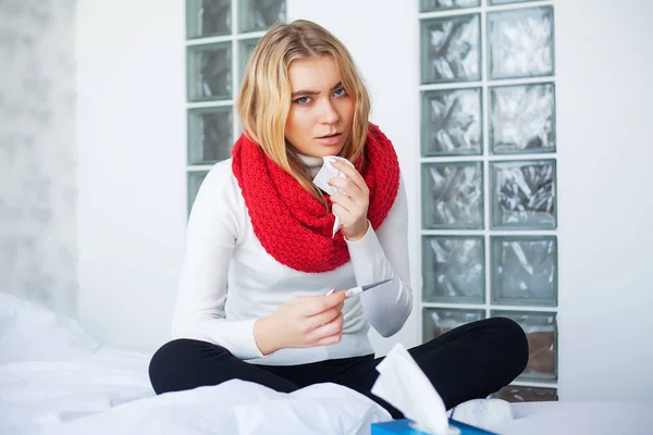 Chřipka a nemocná. Nemocná žena používající kosmetický ubrousek, rýmu problém — Stock fotografie