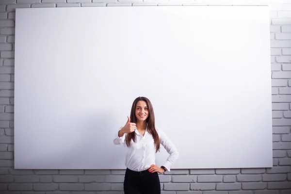 Portrett av en lykkelig ung forretningskvinne på hvit vegg – stockfoto