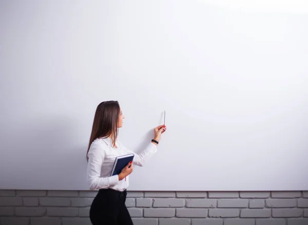 Retrato de la joven empresaria feliz cerca de la pared blanca —  Fotos de Stock