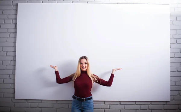 Retrato de feliz jovem empresária mulher perto na parede branca — Fotografia de Stock