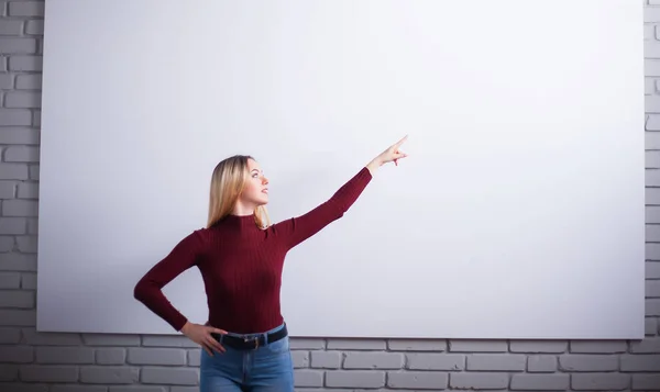 Ritratto di felice giovane donna d'affari vicino sul muro bianco — Foto Stock