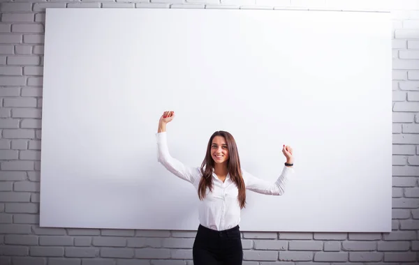 Портрет счастливой молодой предпринимательницы на белой стене — стоковое фото