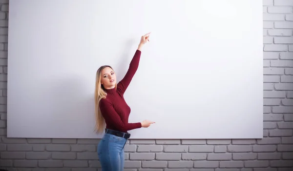 Retrato de feliz jovem empresária mulher perto na parede branca — Fotografia de Stock