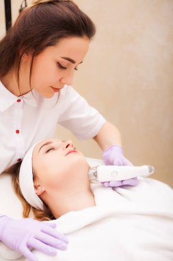 Güzellik kliniğinde Lpg donanım masajı yaptıran kadın. Profesyonel güzellik çalışıyor