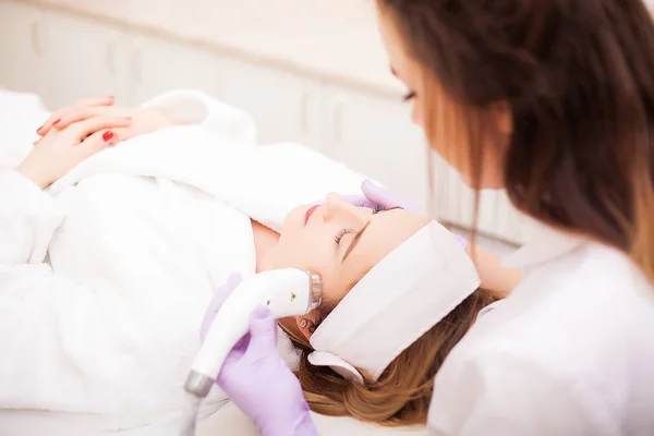 Vrouw krijgt LPG hardware massage in de Beauty Clinic. Professionele schoonheidsspecialiste werken — Stockfoto