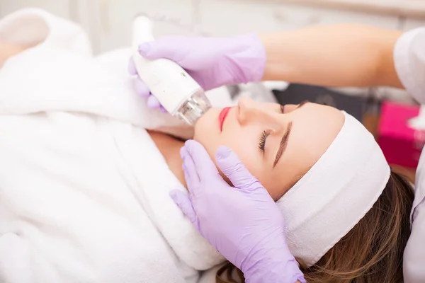 Mujer recibiendo masaje de hardware de GLP en la clínica de belleza. esteticista profesional trabajando — Foto de Stock