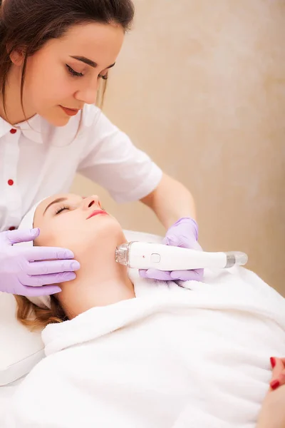 Vrouw krijgt LPG hardware massage in de Beauty Clinic. Professionele schoonheidsspecialiste werken — Stockfoto