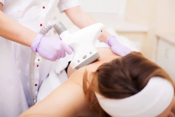 De verzorging van het lichaam. Vrouw is in het proces op de kliniek lipomassage — Stockfoto