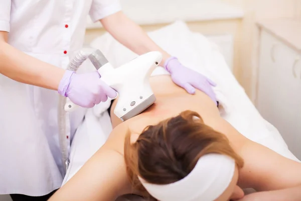 Körperpflege. Frau befindet sich in der Klinik-Lipomassage — Stockfoto