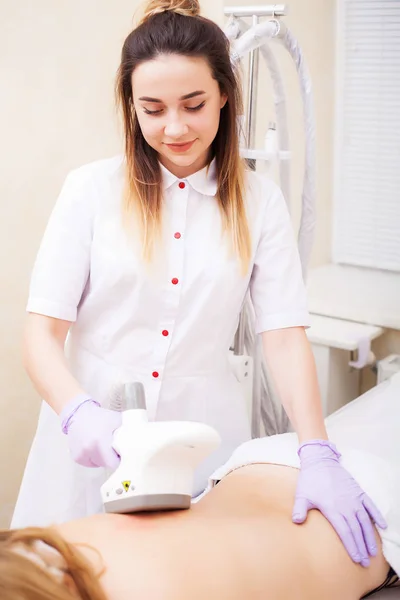 Körperpflege. Frau befindet sich in der Klinik-Lipomassage — Stockfoto