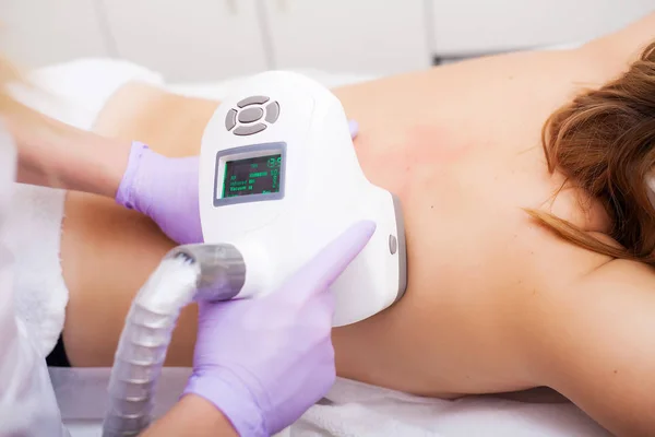 Körperpflege. Frau befindet sich in der Klinik-Lipomassage — Stockfoto