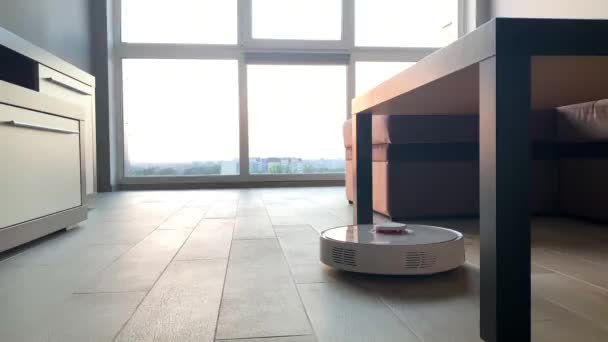 Una casa intelligente. Aspirapolvere robot esegue la pulizia automatica dell'appartamento in un certo momento — Video Stock