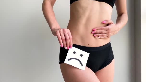 Salud de la mujer. Cuerpo femenino sosteniendo triste sonrisa tarjeta cerca del estómago — Vídeos de Stock