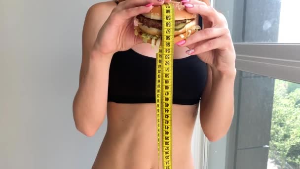 ダイエット。女性の肖像画は、ハンバーガーを食べたいが、口を接着し、食事の概念、不健康な食べ物、栄養の意志 — ストック動画