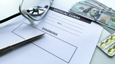 Doktor masasında hasta verileri ile tıbbi form