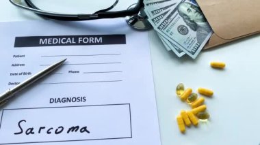 Doktor masasında tıbbi bir formda sarkoma teşhisi