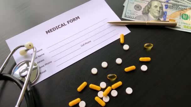 Ιατρικά χάπια. Χρωματιστά χάπια και κάψουλα στο μαύρο τραπέζι. Φαρμακευτική θέμα, χάπια κάψουλα με ιατρική αντιβιοτικό σε πακέτα — Αρχείο Βίντεο