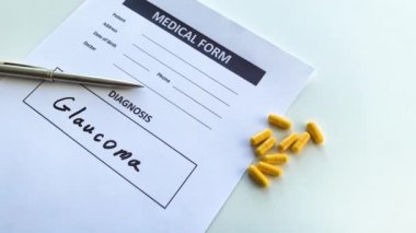 Doktor masasında tıbbi formda glokom tanısı