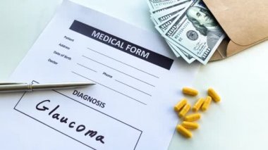 Doktor masasında tıbbi formda glokom tanısı