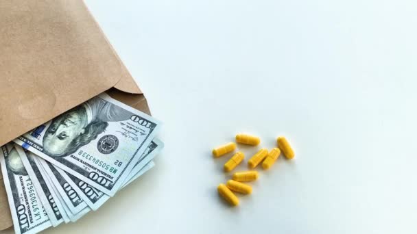 Pahalı ilaç. Beyaz masada farklı renk ve para Pills — Stok video