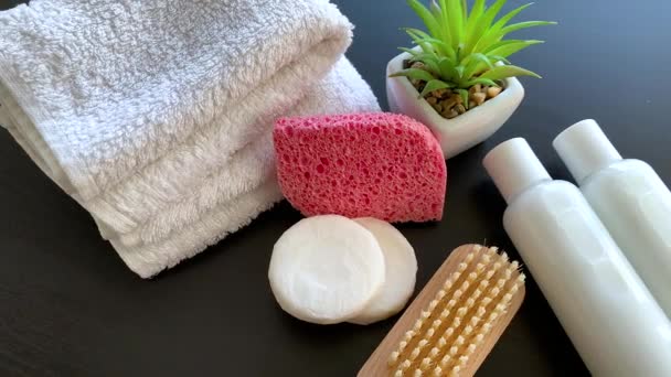 Douchebenodigdheden. Samenstelling cosmetische producten van spa-behandeling. — Stockvideo