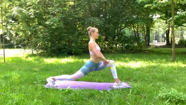 Fitness vrouw maken oefening op groen gazon — Stockvideo