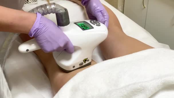 Femme se faire masser le matériel GPL à la clinique de beauté. Esthéticienne professionnelle travaillant — Video