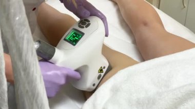 Güzellik kliniğinde Lpg donanım masajı yaptıran kadın. Profesyonel güzellik çalışıyor