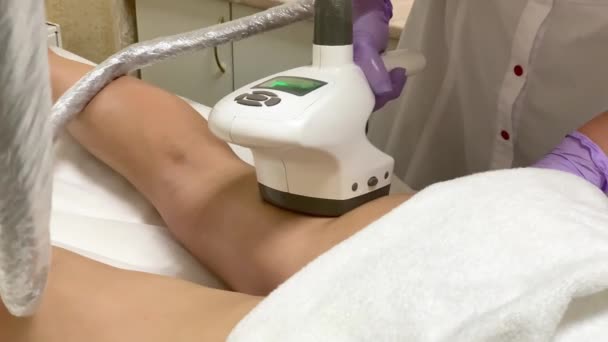 Wanita mendapatkan pijat perangkat keras LPG di klinik kecantikan. Profesional ahli kecantikan bekerja — Stok Video