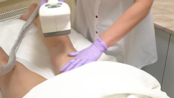 Güzellik kliniğinde Lpg donanım masajı yaptıran kadın. Profesyonel güzellik çalışıyor — Stok video