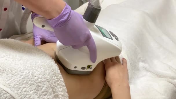 Hudvård. Kosmetolog gör en kvinna LPG massage på ryggen — Stockvideo