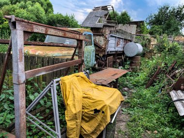 Ağaçlar ve tam büyümüş bitki ile çevrili unutulmuş bina