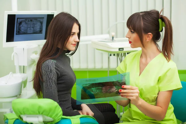 Οδοντίατρος στο οδοντιατρικό γραφείο μιλάει με γυναίκα ασθενή και προετοιμασία για τη θεραπεία — Φωτογραφία Αρχείου