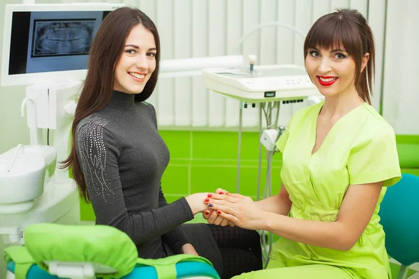 Dentist in dental office talking with female patient and preparing for treatment — Stock Photo, Image