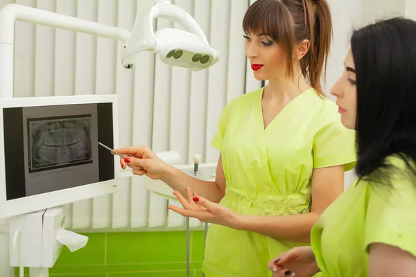 Tandläkare i Dental Office pratar med kvinnlig patient och förbereder sig för behandling — Stockfoto