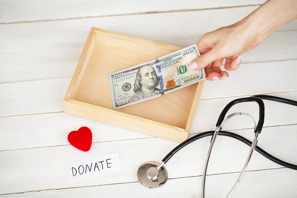 Spenden und Wohltätigkeit. Spendenkonzept. Spendenbox und Herz auf weißem Hintergrund. — Stockfoto
