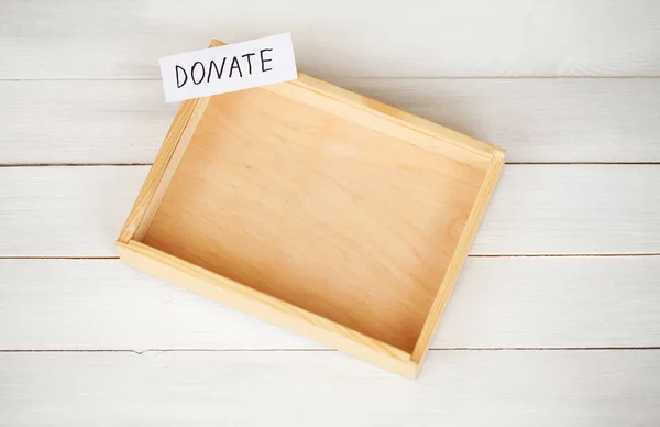 Bağış ve yardım. Bağış kavramı. Bir bağış kutusu beyaz arka plan üzerinde. Yazıt bağış — Stok fotoğraf