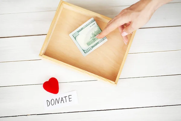기부 및 자선 기부 개념입니다. 기부금과 흰색 바탕에 심장의 상자. — 스톡 사진