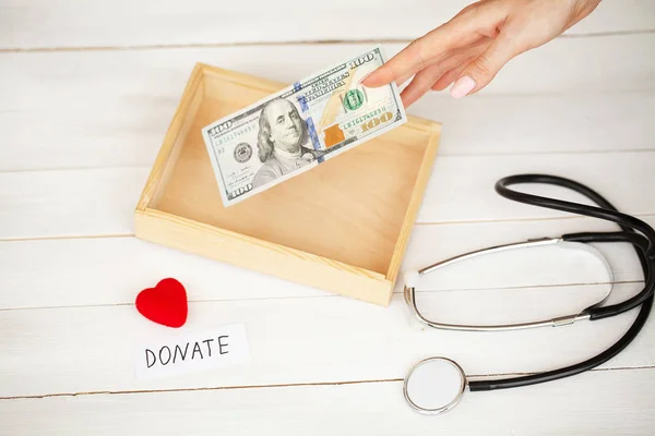 Donazioni e Carità. Concetto di donazione. Scatola di donazioni e cuore sullo sfondo bianco . — Foto Stock