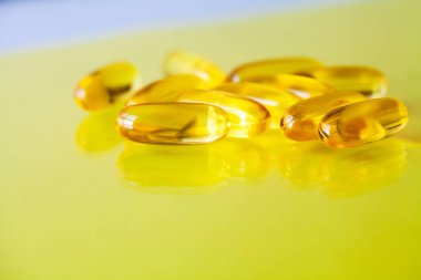 Vitaminler takviyeleri, sarı kapsül Omega 3 balık yağı.