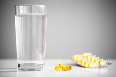 Vitaminler takviyeleri, sarı kapsül Omega 3 balık yağı.