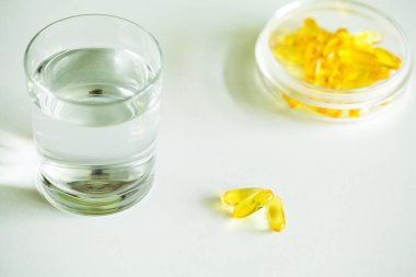 Vitaminler takviyeleri, sarı kapsül Omega 3 balık yağı.