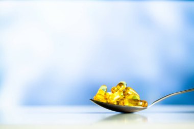 Vitaminler takviyeleri, sarı kapsül Omega 3 balık yağı.