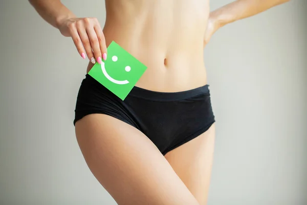 Mujer sosteniendo papel con una sonrisa en el estómago. Salud higiene educación sexual concepto —  Fotos de Stock