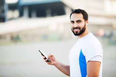 Adam şehir parkında çalışma ve cep telefonu kullanarak sonra