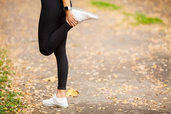 Женщина делает упражнения на растяжку в парке — стоковое фото