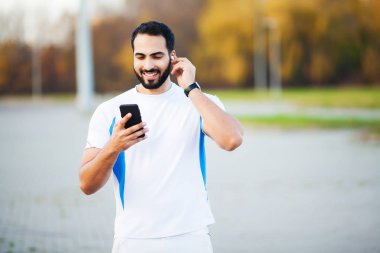 Adam şehir parkında çalışma ve cep telefonu kullanarak sonra