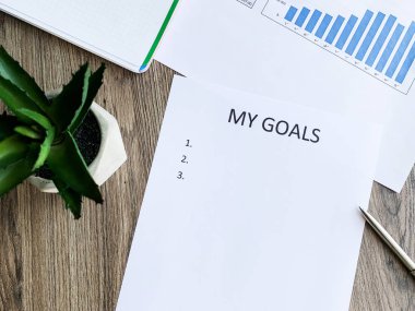 Ahşap masada hedeflerim ile Pano.